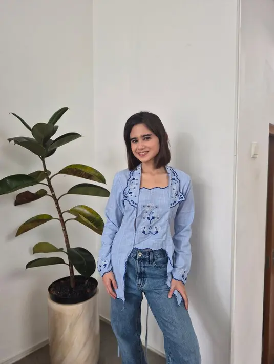 Kali ini Tissa Biani kenakan kebaya model kutubaru baby blue dengan potongan yang dimodifikasi [@tissabiani]