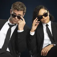 Kacamata hitam Police; Origins 1 SPL872K yang diciptakan khusus untuk film Men In Black "International." Sumber foto: Akun Instagram @optikseis.