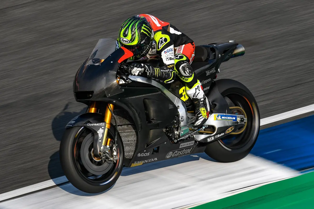 Cal Crutchlow Kalahkan Marquez dan Rossi