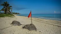 Pemandangan pantai kosong akibat pandemi COVID-19 di Havana, Kuba pada 26 Agustus 2020. Pihak berwenang di Havana, kota berpenduduk 2,2 juta, telah menangguhkan transportasi umum, melarang akses ke pantai serta menutup restoran, bar dan kolam renang menyusul lonjakan kasus Corona. (YAMIL LAGE/AFP)