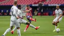 Gelandang Atletico Madrid, Yannick Carrasco (tengah) melepaskan tendangan ke gawang SD Huesca dalam laga lanjutan Liga Spanyol 2020/2021 pekan ke-32 di Wanda Metropolitano Stadium, Madrid, Kamis (22/4/2021). Atletico menang 2-0 atas SD Huesca. (AP/Manu Fernandez)