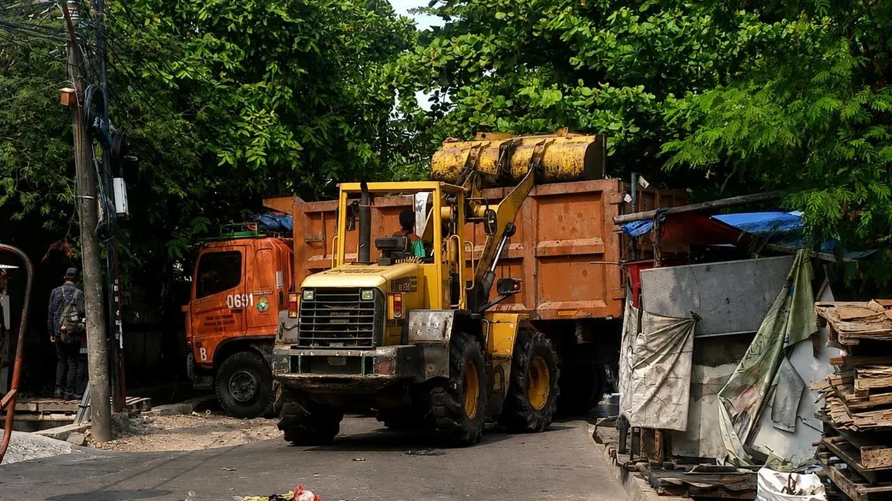 DLH DKI angkut 140 ton tumpukan sampah viral di Kedaung Kaliangke. (Dok. DLH DKI Jakarta)