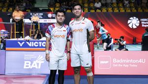 Leo Rolly Carnando dan Daniel Marthin melakukan foto bersama usai berhasil melangkah ke semifinal Thailand Open 2026 setelah mengalahkan wakil tuan rumah, Peeratchai Sukphun/Pakkapon Teeraratsakul, Jumat (15/5/2026) di Bangkok.