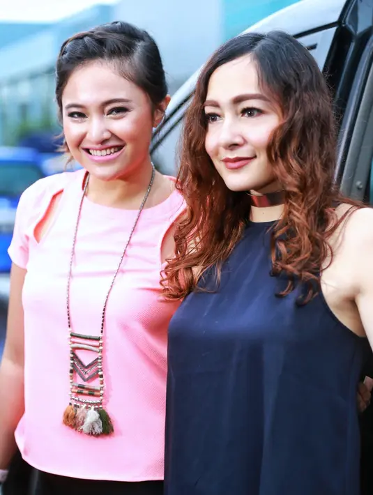 "Yang open minded, jangan katro, kuno, jangan pemikiran sempit. Sometimes laki-laki itu setelah mereka punya istri, mereka pengen punya istri yang di rumah, ngurusin dia, ngurusin anak," kata Dewi Rezer Selasa (15/11). (Adrian Putra/Bintang.com)