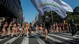 Sejumlah model mempromosikan kontes kecantikan Miss Bumbum 2017 di Paulista Avenue, Sao Paulo, Senin (7/8). Dalam kompetisi kecantikan ini, para peserta dinilai berdasarkan keindahan bokong mereka yang asli bukan hasil operasi plastik (Nelson ALMEIDA/AFP)