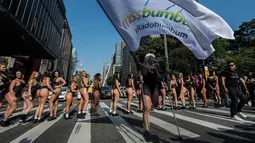 Sejumlah model mempromosikan kontes kecantikan Miss Bumbum 2017 di Paulista Avenue, Sao Paulo, Senin (7/8). Dalam kompetisi kecantikan ini, para peserta dinilai berdasarkan keindahan bokong mereka yang asli bukan hasil operasi plastik (Nelson ALMEIDA/AFP)