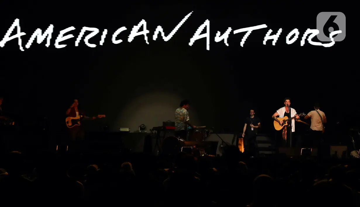 Grup band American Authors Zac Barnett tampil pada  festival musik Soundrenaline di Allianz Ecopark, Ancol, Jakarta, Minggu (27/11/2022). Dalam hari terakhir Soundrenaline 2022 itu, band beraliran rock asal New York Amerika Serikat tersebut menampilkan lagu-lagu andalan mereka, seperti Best Day of My Life, I'm Born To Run, dan Hit It. (Liputan6.com/Herman Zakharia)