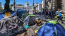 Pemandangan tenda-tenda tunawisma di Patio do Colegio, pusat kota Sao Paulo, Brasil, pada 19 Agustus 2021. Sao Paulo menghadapi krisis tunawisma, karena harga baru-baru ini menjadi beban yang terlalu berat bagi populasi yang semakin miskin. (NELSON ALMEIDA / AFP)