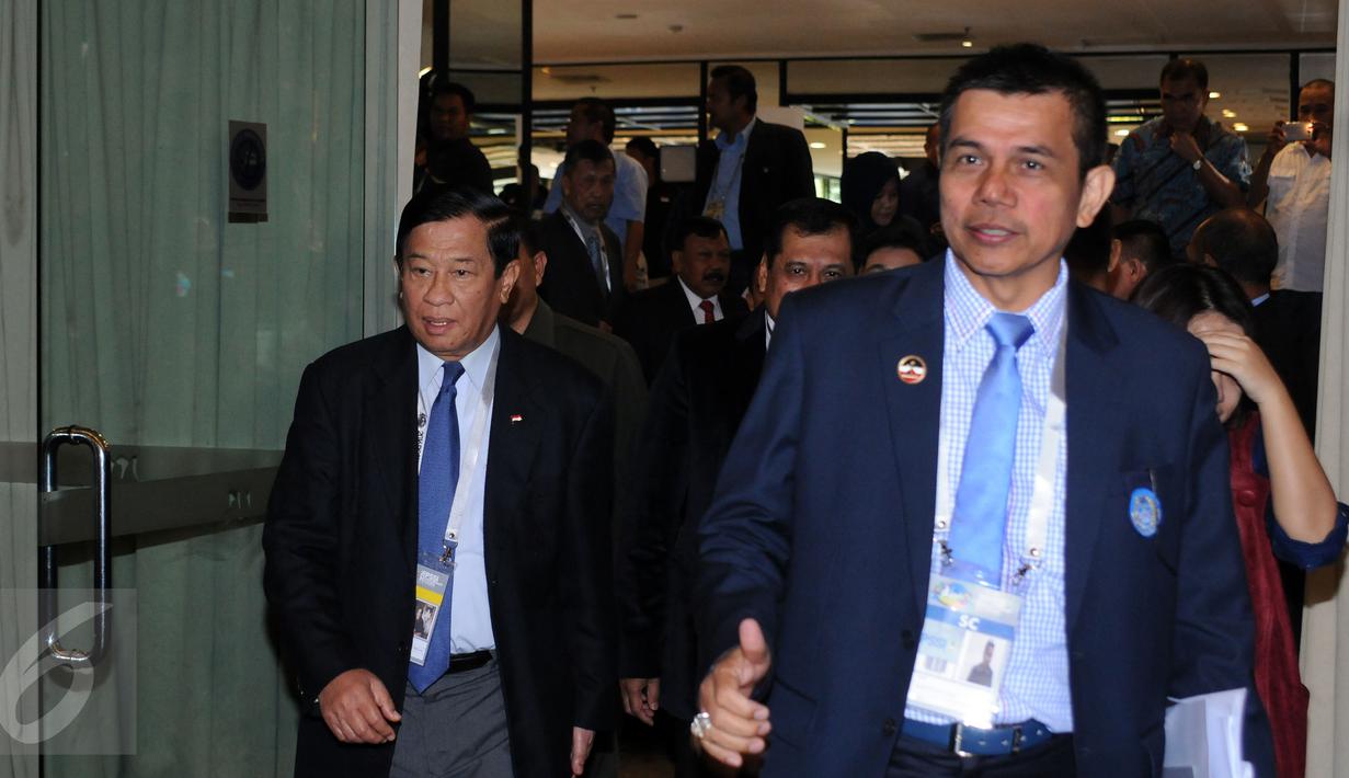 Ketua Dewan Kehormatan PSSI, Agum Gumelar (kiri) bersama Plt Ketua Umum PSSI, Hinca Pandjaitan bersiap mengikuti pembukaan KLB PSSI di Jakarta, Rabu (3/8). Kongres untuk menetapkan enam agenda pada KLB PSSI mendatang. (Liputan6.com/Helmi Fithriansyah)