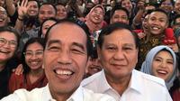 Jokowi berswafoto atau selfie bersama Prabowo usai pertemuan tertutup di Istana Merdeka, Jakarta Pusat, Jumat (11/10/2019). (Ist)
