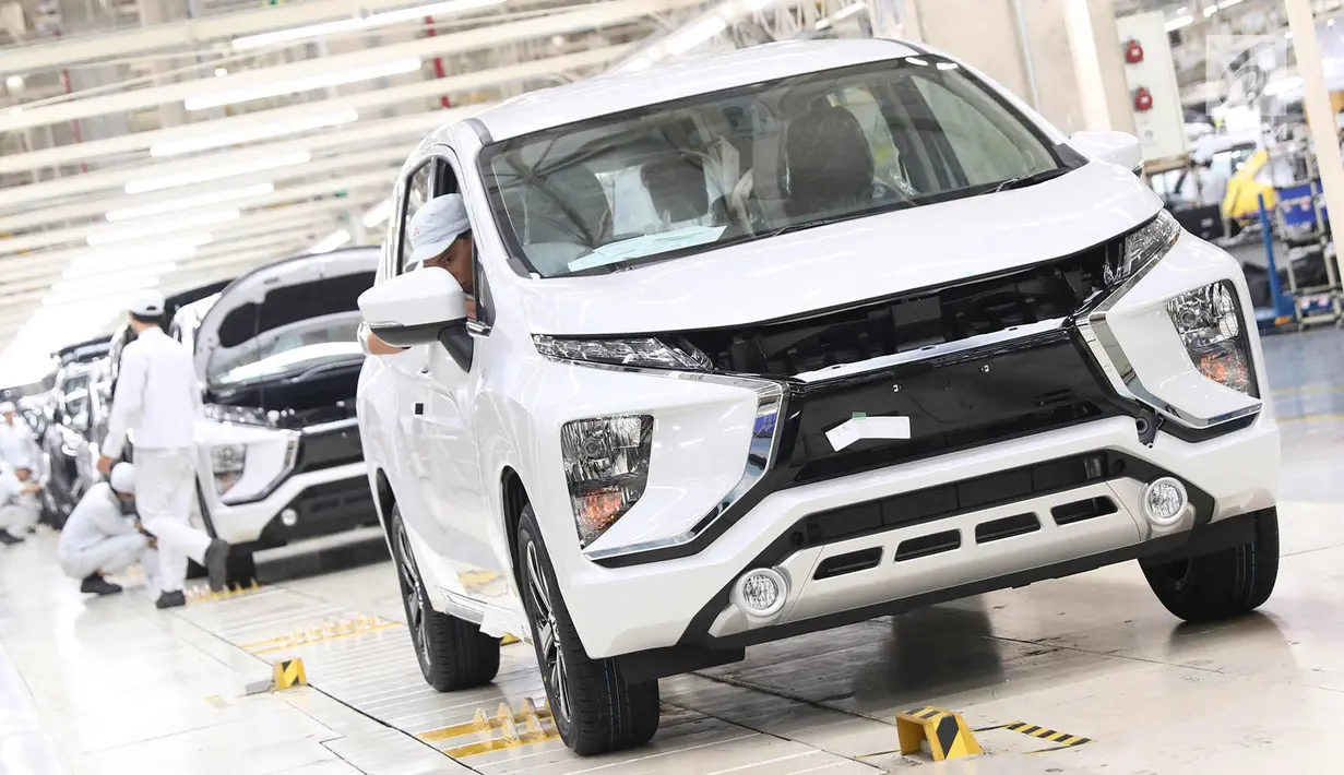 Pekerja mengecek mobil Mistubishi Xpander di Cikarang, Jawa Barat, Selasa (3/10). Kendaraan model MPV ini dirancang seiring meningkatnya permintaan konsumen Indonesia terhadap kendaraan berkualitas tinggi. (Liputan6.com/Immanuel Antonius)