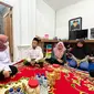 Bupati Banyuwangi Ipuk Fiestiandani melayat ke rumah duka Bang Dzoel, pada Rabu (24/8).