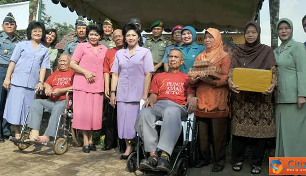 Citizen6, Bekasi: Panglima TNI beserta ibu Tetty Agus Suhartono berfoto bersama dengan keluarga TNI  di acara bakti sosial HUT Dharma Pertiwi ke-47. (Pengirim: Badarudin Bakri Badar)