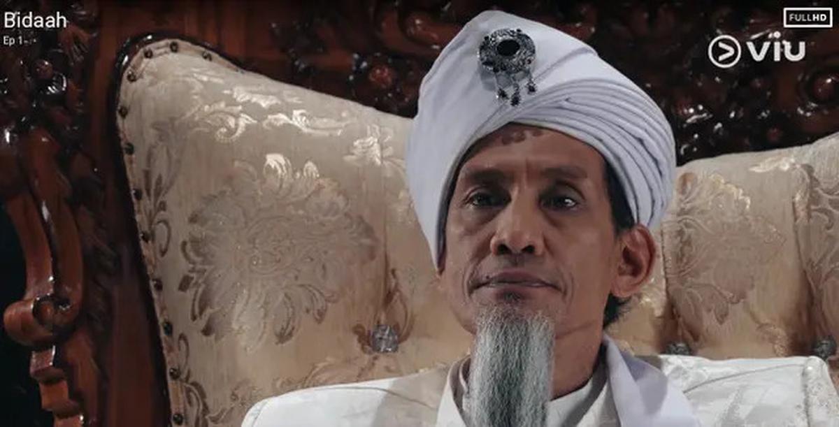 Film 'Bidaah' Walid, Ini Hukum Mencium Kaki Ulama dan Orang Tua Menurut Buya Yahya
