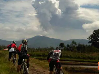 Citizen6, Minahasa: Gunung Soputan kembali meletus disertai asap tebal sekitar pukul 13.00 WITA, Minggu (14/8). Foto ini diambil oleh anggota sepeda Manado Cycling Mania (MCM) yang sedang melakukan cross country (xc). (Pengirim: Dino Gobel)