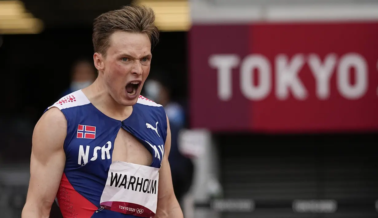 Atlet Norwegia Karsten Warholm merayakan kemenangannya atas medali emas pada final lari gawang 400m putra Olimpiade Tokyo 2020 di Olympic Stadium, Selasa (3/8/2021). Warholm sukses memecahkan rekor dunia lari gawang 400 meter putra dengan catatan waktu 45,95 detik. (AP Photo/David J. Phillip)