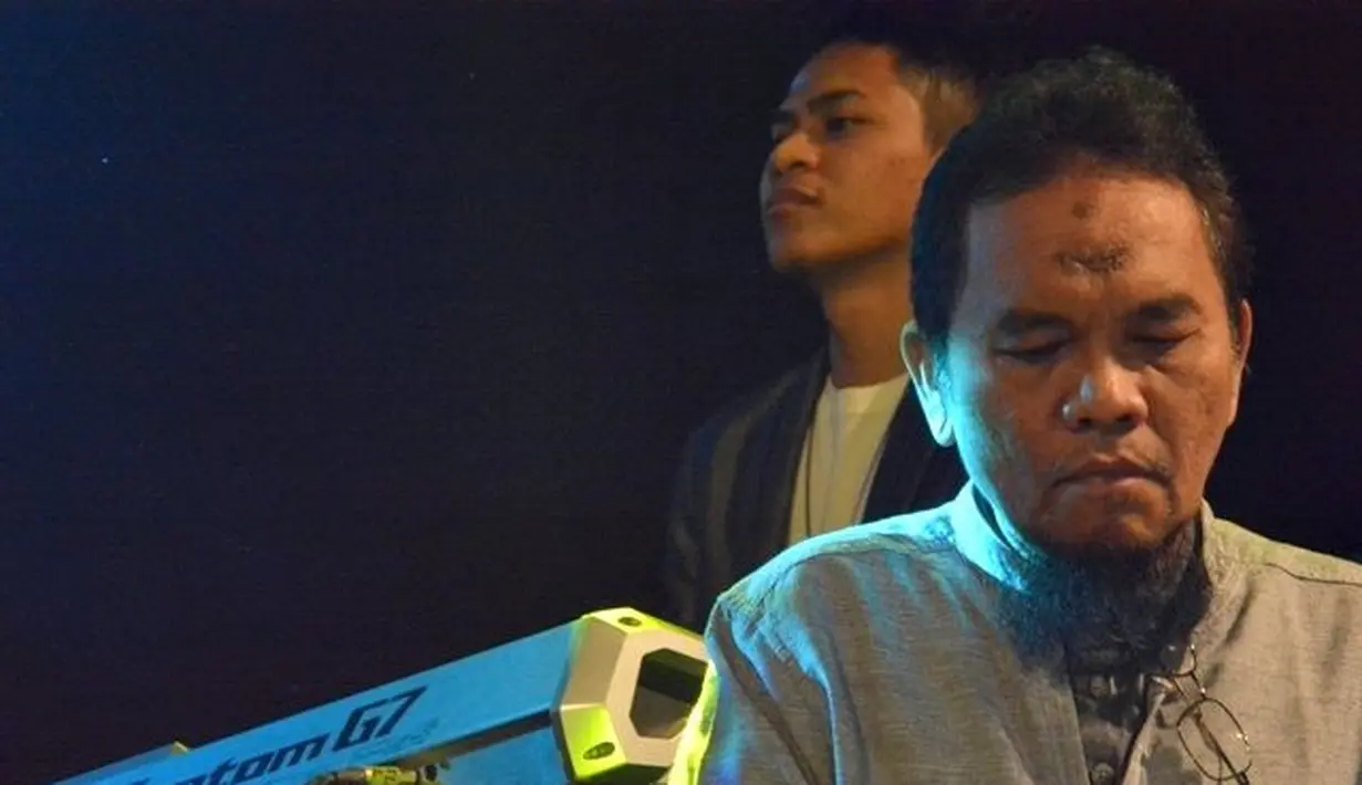 "Serangan jantung kayaknya. Cuma saya juga tidak menyadari kalau dia punya sakit jantung. Selama ini dia sakit-sakit biasa saja dan ketika ceramah dalam keadaan sehat," tutur Kadri. (Facebook/Debby Nasution)