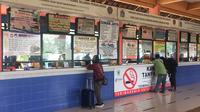 Suasana di Terminal Kampung Rambutan, Jakarta Timur relatif lengang pada H-1 pemberlakuan larangan mudik Lebaran 2021. (Lipputan6.com/Radityo Priyasmoro)