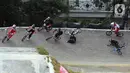 Para pembalap beradu cepat di tikungan saat bersaing pada kejuaraan internasional sepeda BMX Indonesia Cup 2023 seri 3 nomor Men Elite di Jakarta International BMX Track, Minggu (23/7/2023). (merdeka.com/Imam Buhori)
