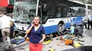 Seorang wanita berjalan di dekat lokasi kecelakaan sebuah bus menabrak halte yang penuh penumpang di distrik Dikimevi, Ankara, Turki, Kamis (1/10/2015). 12 orang tewas akibat bus kehilangan kendali karena mengalami rem blong. (AFP PHOTO/ADEM ALTAN)