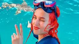 Pertama kalinya berenang di laut, potret Tasya Farasya dengan rambut merahnya yang basah ini banyak menuai sorotan. Banyak netizen menyebut selebgram ini tampil menawan dan membanjiri kolom komentar Instagramnya dengan pujian. (Liputan6.com/IG/@tasyafarasya)