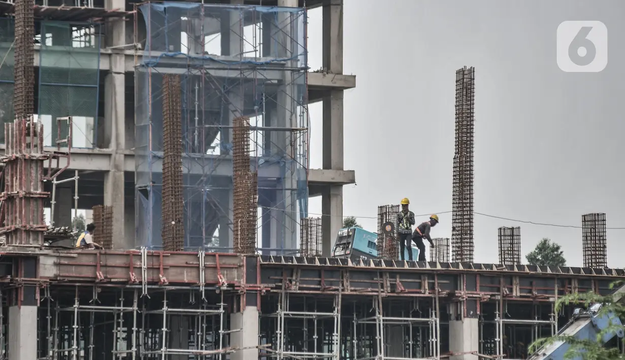 Pekerja saat menyelesaikan proyek pembangunan rumah susun sewa (Rusunawa) Ujung Menteng di Jalan Inspeksi KBT, Jakarta, Kamis (5/11/2020). Rusunawa untuk warga DKI berpenghasilan rendah itu direncanakan memiliki dua tower, terdiri atas 19 lantai dengan total 1.056 unit. (merdeka.com/Iqbal Nugroho)