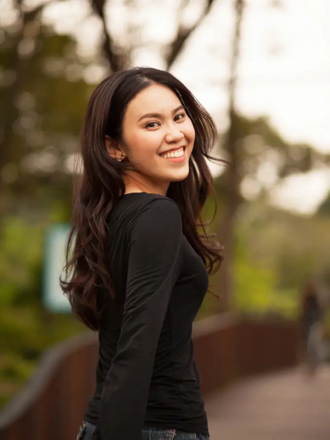 perempua tertawa tersenyum cantik