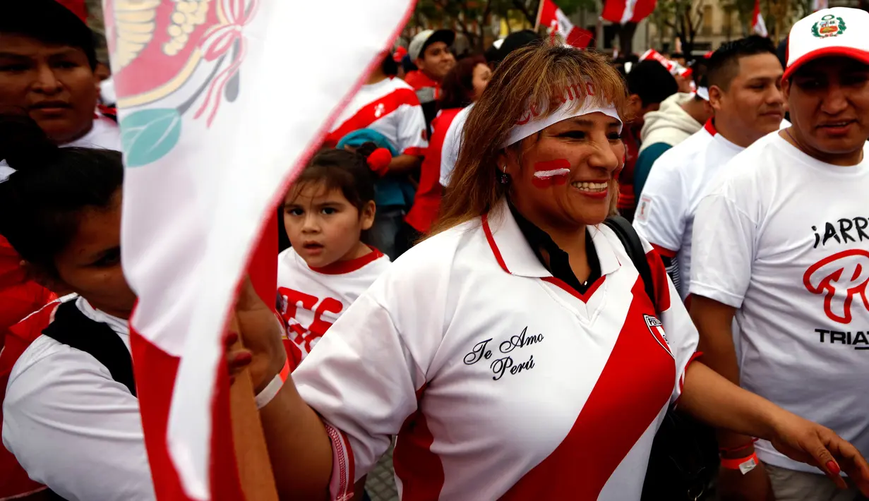Seorang wanita pendukung timnas sepak bola Peru berkumpul di alun-alun Miserere jelang pertandingan kualifikasi Piala Dunia 2018 melawan Argentina di Buenos Aires (4/10). (AFP Photo/Emiliano Lasalvia)