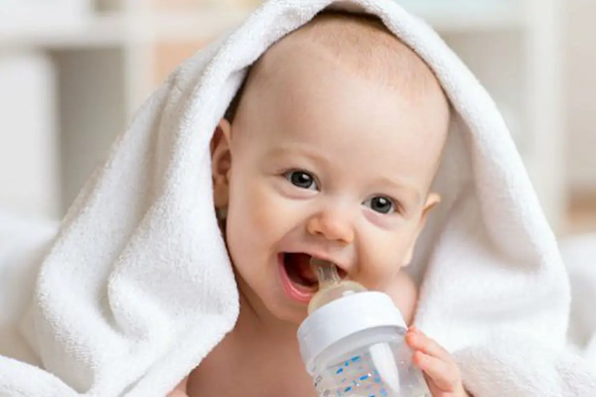 Minum air putih/Copyright Shutterstock