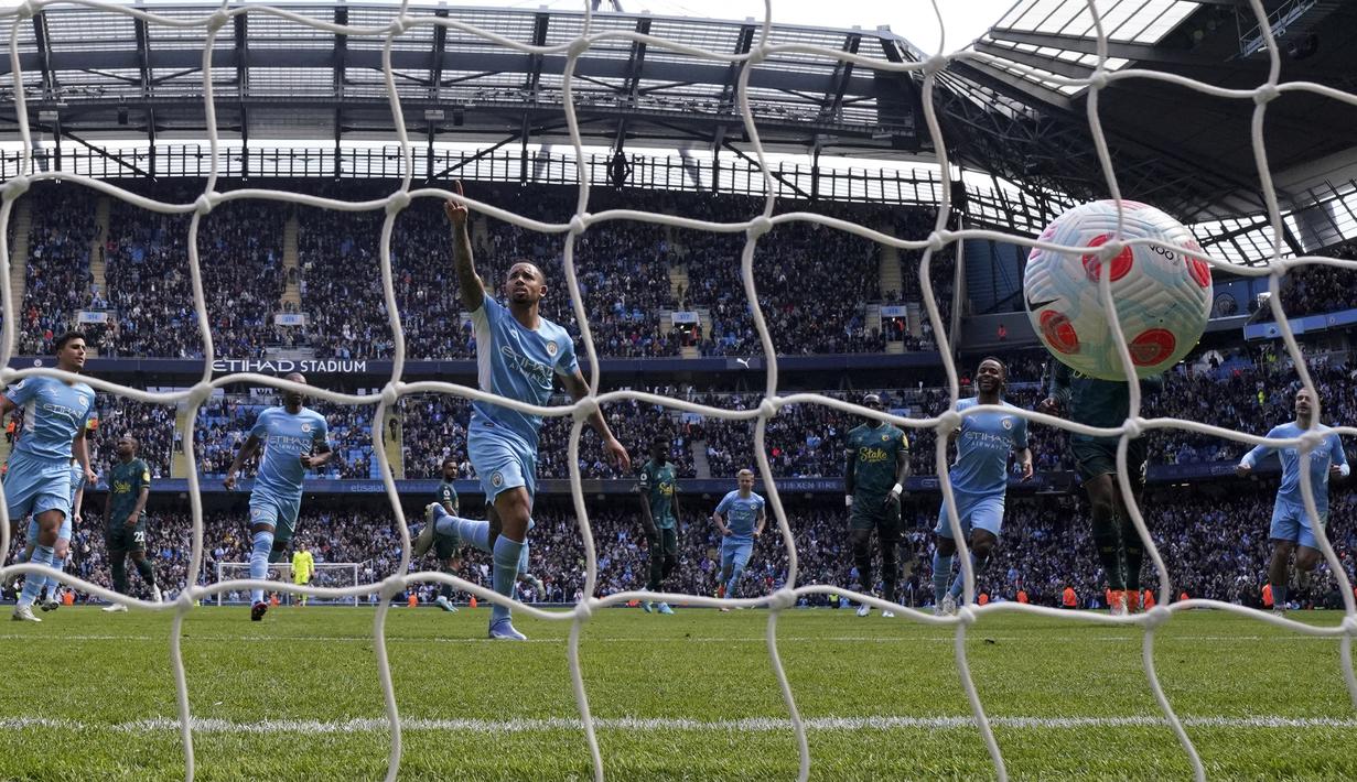 <p>Gabriel Jesus menjadi bintang pada laga kali ini. Pemain asal Brasil itu tampil sangat gemilang dengan memborong empat gol. (AP/Jon Super)</p>