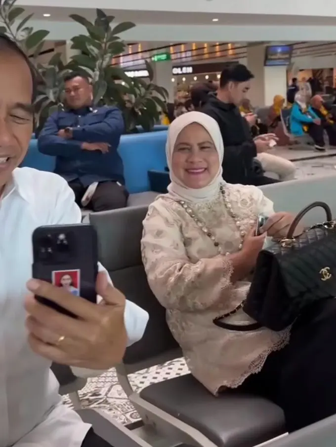 Gaya Iriana Jokowi Naik Pesawat Komersial Bareng Jokowi, Jinjing Tas Hermes-Chanel Ratusan Juta