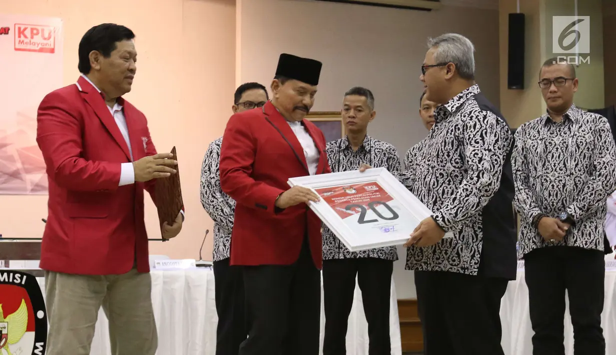 Ketua KPU Arief Budiman saat memberikan nomor urut 20 kepada Ketua Umum PKPI, Hendropriyono di kantor KPU Pusat, Jumat (13/4). KPU telah menetapkan PKPI sebagai peserta Pemilu 2019. (Liputan6.com/Angga Yuniar)