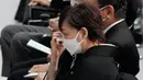 <p>Akie Abe, istri mantan Perdana Menteri Jepang Shinzo Abe, menyeka air mata saat pemakaman kenegaraan suaminya di Nippon Budokan, Tokyo, Jepang, Selasa (27/9/2022). Mantan Perdana Menteri Jepang itu tewas setelah ditembak oleh seorang pria ketika sedang berpidato dalam sebuah acara kampanye di Nara, Jepang, 8 Juli 2022 lalu. (AP Photo/Eugene Hoshiko via Pool)</p>