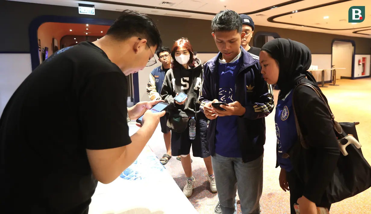 <p>Pengunjung melakukan registrasi saat mengikuti acara Roaring Night Liga Inggris antara Brentford vs Chelsea di Hotel Ibis Styles Jakarta, Sabtu (2/3/2024). (Bola.com/M Iqbal Ichsan)</p>