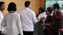 Mantan Menkes Siti Fadilah berjalan saat memenuhi panggilan KPK, Jakarta, Senin (7/3). Siti diperiksa sebagai saksi terkait dugaan korupsi pengadaan alat kesehatan RS Unair tahap I dan II tahun Anggaran 2010. (Liputan6.com/Helmi Afandi)