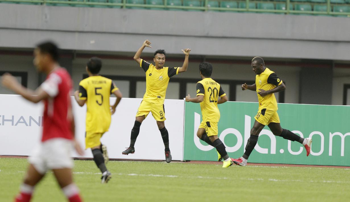 Pemain Bhayangkara FC, merayakan gol yang dicetak oleh Muhammad Hargianto saat melawan Semen Padang pada laga Piala Presiden 2019 di Stadion Patriot, Jawa Barat, Minggu (3/3). Bhayangkara FC menang 4-2 atas Semen Padang. (Bola.com/M Iqbal Ichsan)