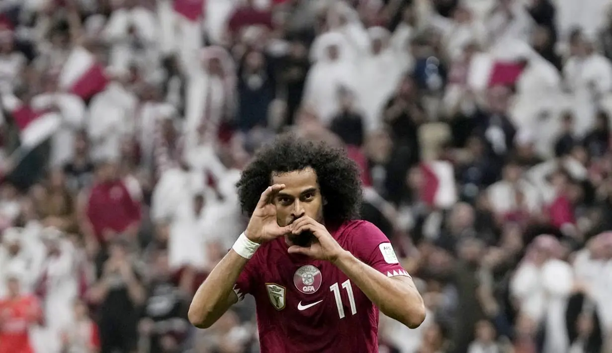 Pemain Qatar, Akram Afif, melakukan selebrasi setelah mencetak gol ke gawang Lebanon pada babak penyisihan Grup A Piala Asia 2023 di Stadion Lusail, Jumat (12/1/2024). (AP Photo/Thanassis Stavrakis)