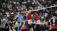 Pertandingan antara Indonesia All Stars (merah) melawan Red Sparks (hitam) dalam laga bertajuk Fun Volleyball 2024 di Indonesia Arena, Jakarta, Sabtu (20/4/2024). (Bola.com/Bagaskara Lazuardi)