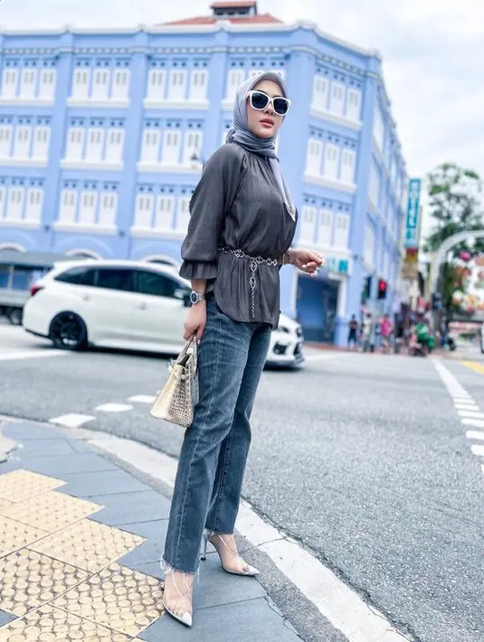 Lewat akun Instagram miliknya, Syahrini unggah deretan foto dirinya saat berpose di jalanan Singapura. Pesona cantiknya pamerkan pose manja ini langsung ramai menjadi sorotan. (instagram.com/princessyahrini)