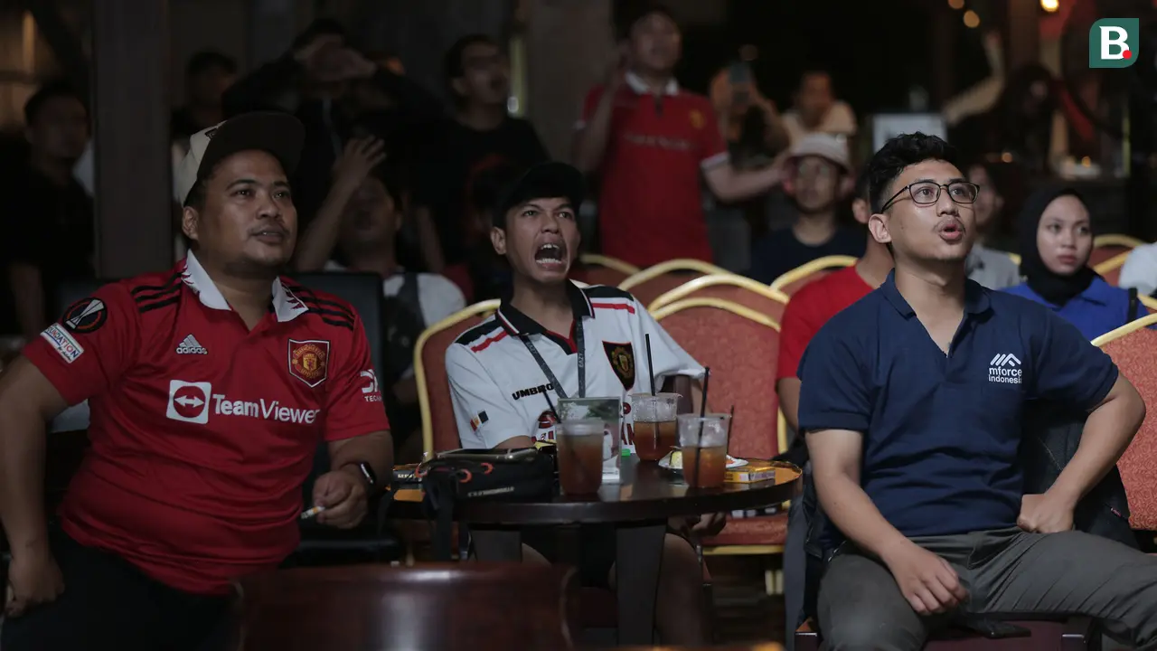 Foto: Wajah Semringah Anggota Komunitas United Indonesia setelah MU Unggul Dua Gol atas Everton dalam Roaring Night Liga Inggris 2023/2024