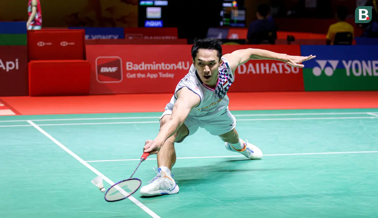 <p>Pebulu tangkis tunggal putra Indonesia, Jonatan Christie berusaha menjangkau kok pukulan dari wakil Jepang, Kenta Nishimoto pada laga perempat final Indonesia Masters 2025 di Istora Senayan, Jakarta, Jumat (24/01/2025). (Bola.com/Bagaskara Lazuardi)</p>