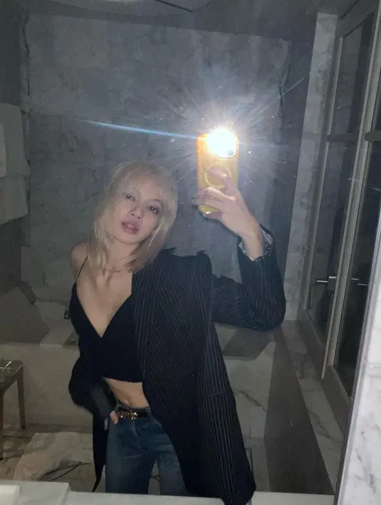 Berfoto selfie, Lisa BLACKPINK tampil kasual. Ia mengenakan bralette hitam, dilapisinya dengan oversized blazer dan dipadu dengan celana jeans. Foto: Instagram.