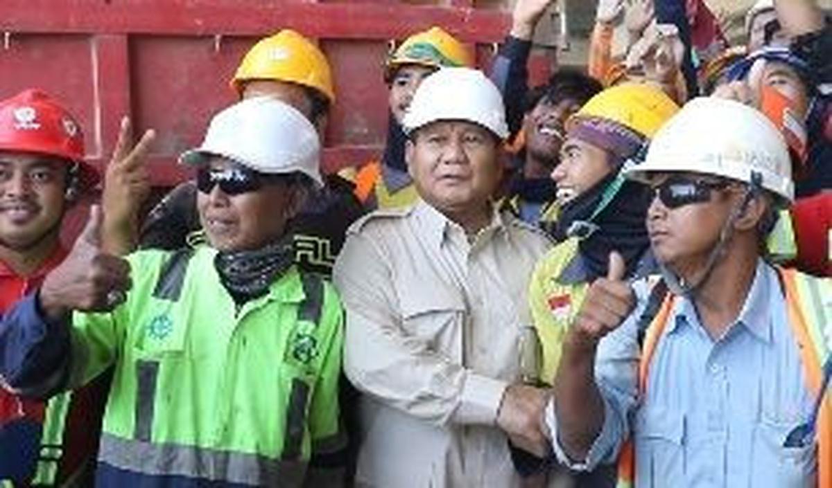 Momen Menarik Prabowo dan pekerja Proyek di IKN
