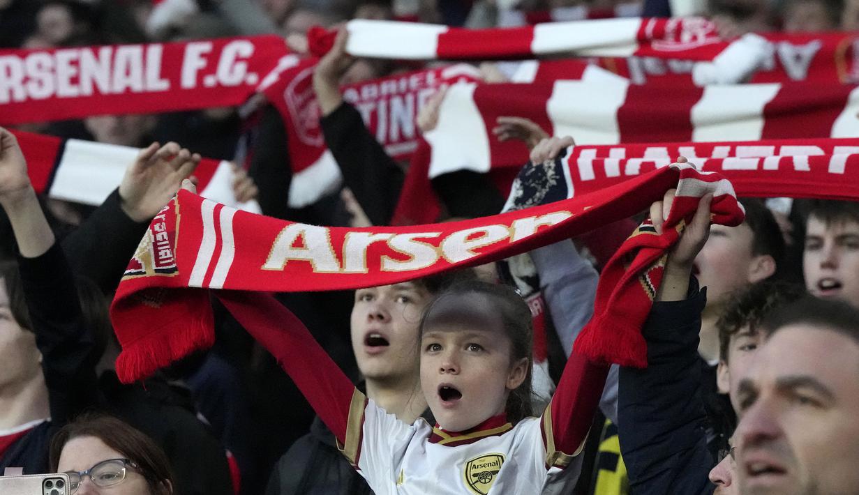 Para pendukung Arsenal bersorak mendukung tim kesayangannya jelang dimulainya laga pekan ke-31 Premier League 2023/2024 antara Arsenal menghadapi Luton Town pada laga pekan ke-31 Premier League 2023/2024 di Emirates Stadium, London, Rabu (3/4/2024) malam. (AP Photo/Frank Augstein)