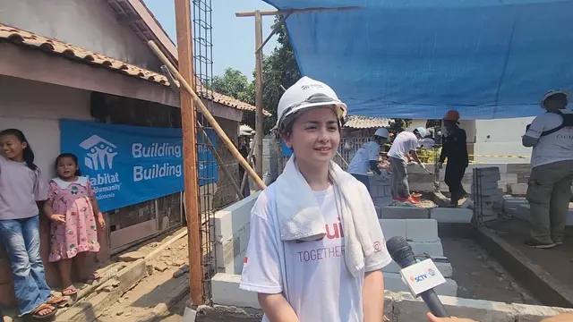 Aktris peran Joanna Alexandra ikut terjun langsung bersama sejumlah artis dan influencer membangun rumah Kartubi dan Siti Aminah (Bachtiarudin Alam/Merdeka.com)
