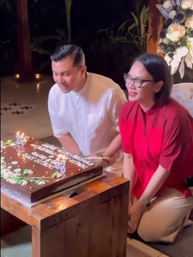 7 Potret Anjasmara dan Dian Nitami Rayakan Anniversary Pernikahan ke-25