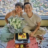 Hari Minggu (29/4) merupakan hari ulang tahun pernikahan Ernest Prakasa dan Meira yang ke 11 tahun. Tidak hanya aniversary pernikahan, tapi juga bertepatan usia Meira ke -35 tahun. (Instagram/ernestprakasa)