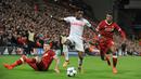 Pemain Spartak Moscow, Quincy Promes berebut bola dengan pemain Liverpool, Alberto Moreno pada matchday terakhir Grup E Liga Champions di Stadion Anfield, Kamis (7/12). Liverpool menang 7-0 dan lolos ke babak 16 besar. (AP/Rui Vieira)