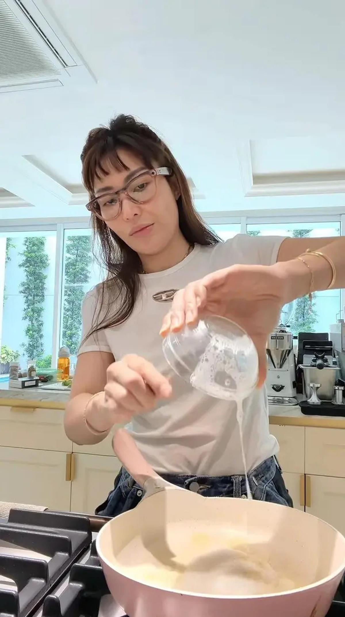 6 Potret Dapur di Rumah Ayu Dewi, Nuansa Putihnya Bikin Betah
