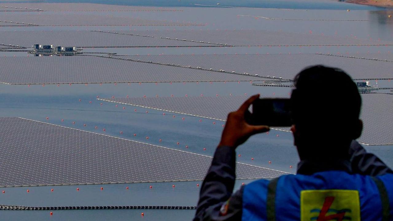 PLTS (Pembangkit Listrik Tenaga Surya) terapung yang akan menjadi sumber energi baru yang ramah lingkungan akan diuji coba dalam waktu dekat di Waduk Cirata, Purwakarta, Jawa Barat, Selasa (26/9/2023).